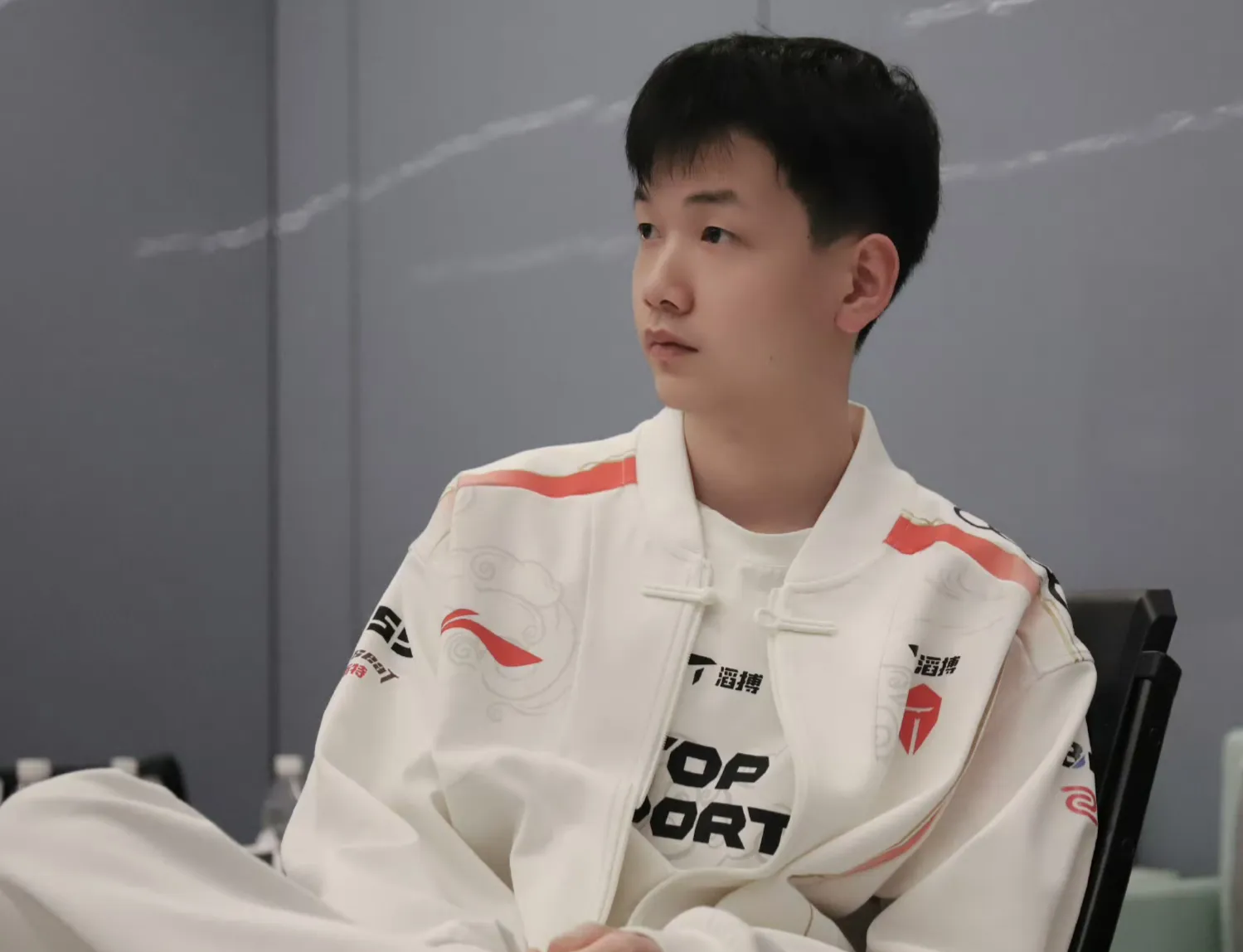 包含TES轻取FLY，Keria极限生还后反打激烈交锋半决赛，锁定晋级资格的词条