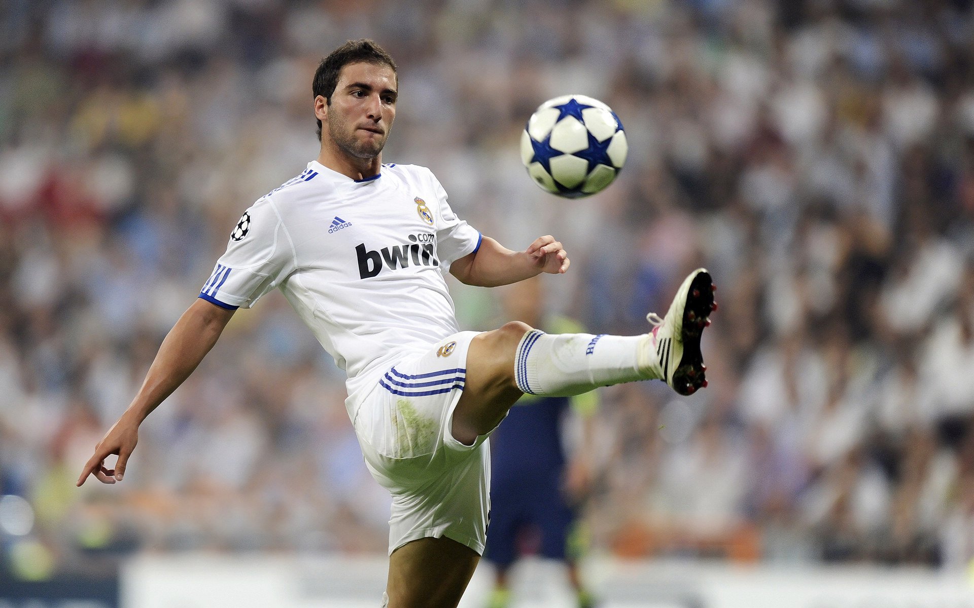 开云体育APP下载-喀麦隆碾压阿尔及利亚！绝望时刻斯通斯如救世主降临，一锤定音扭转战局